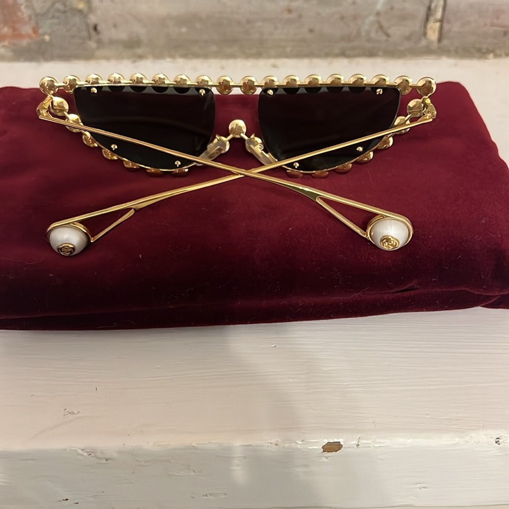 GUCCI FOREVER HOLLYWOOD EMBELLISHED PEARL WITH GOLD CAT EYE SUNGLASSES - Picture 4 of 13